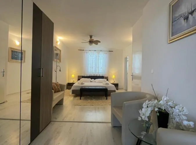 Lory Apartment *